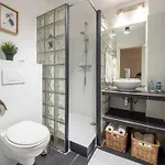 Homestay Riverbridge - Historic Center Canal District *